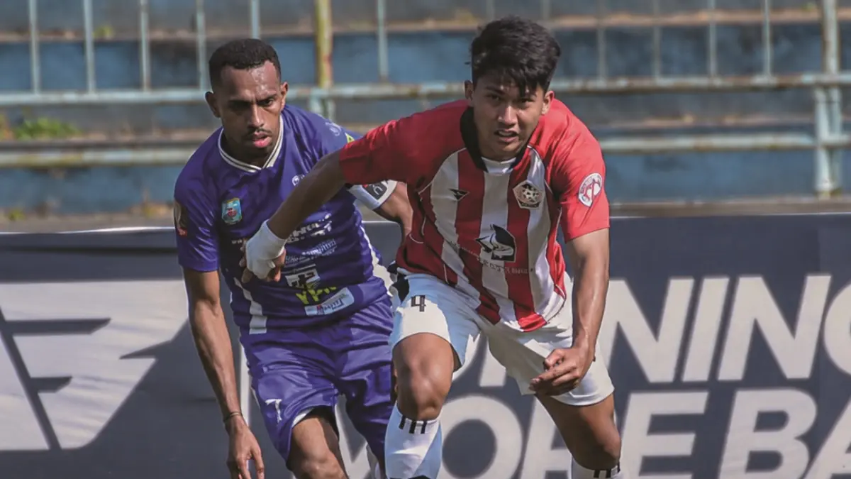 KUAT: Pemain Persepam Bangga Surya dikejar pemain Persemay Maybrat di Stadion Gelora Brantas, Kota Batu, Rabu (10/6).