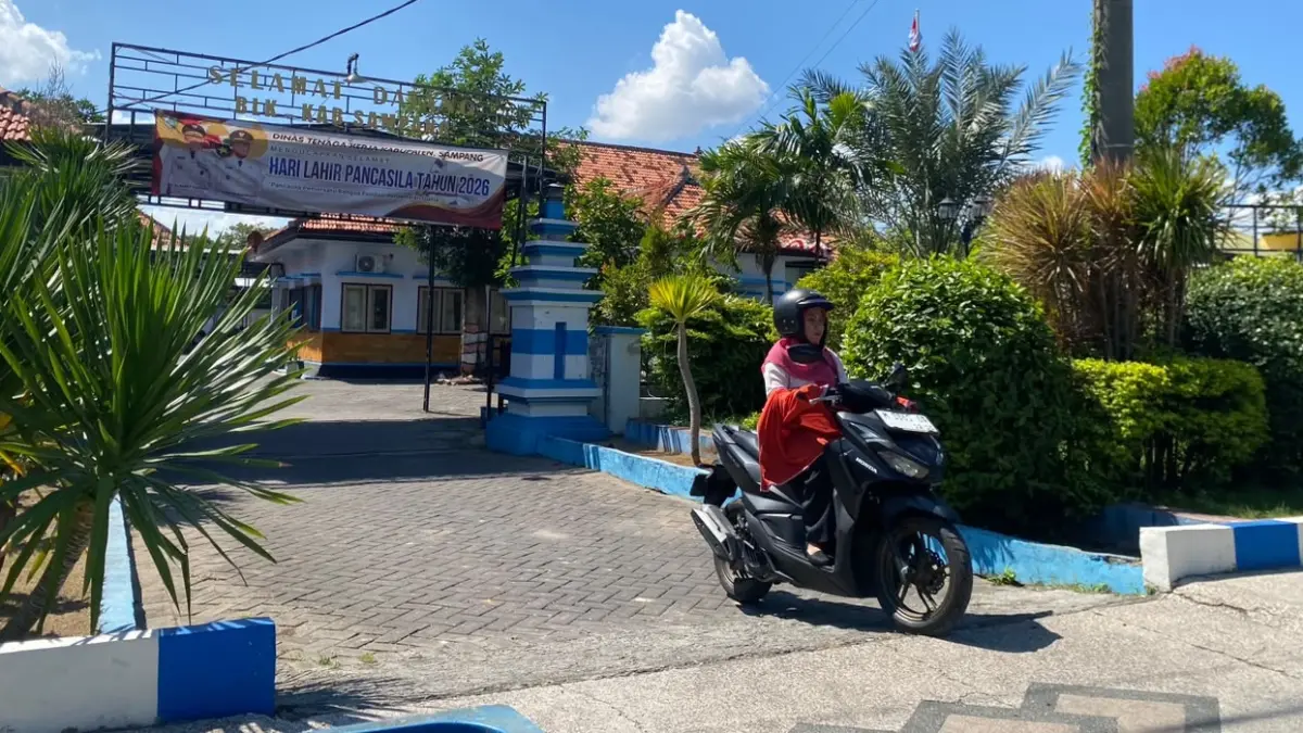 LENGANG: Warga melintas di sekitar kantor Disnaker Sampang, Rabu (10/6). (AYU LATIFAH/JPRM)