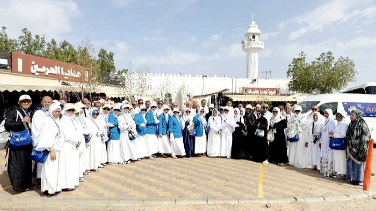 PARA TAMU ALLAH: Jemaah haji yang tergabung di KBIHU Al Thof berfoto pasca melaksanakan umrah sunah di Hudaibiyah Rabu (10/7). (IMAM TAHMIDILLAH UNTUK JPRM)