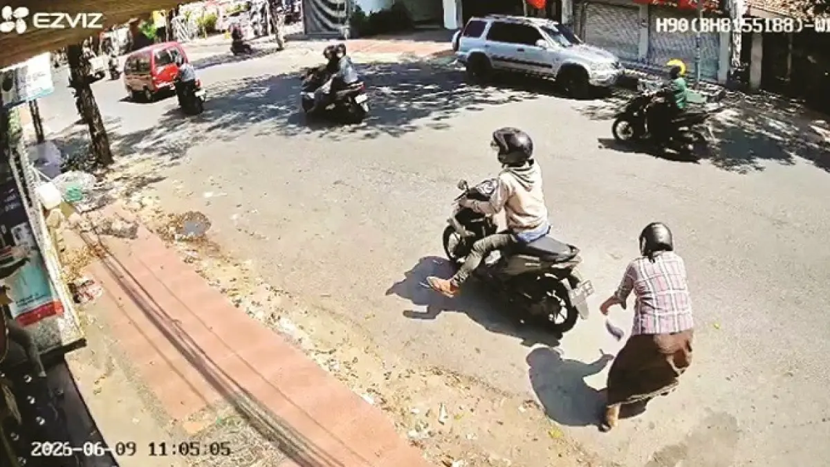 PELAKU KEJAHATAN: Pelaku pencurian sepeda motor membawa kabur sepeda motor di Jalan KH Moh. Kholil Bangkalan, Selasa (9/6). (TANGKAP LAYAR)