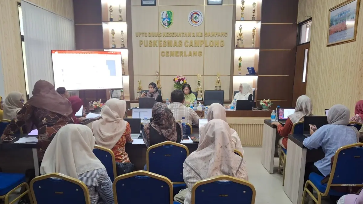 PENDAMPINGAN: Pegawai Puskesmas Camplong mendengarkan pemaparan narsum dr Dede Kurniawati untuk mendukung ZI WBK di Puskesmas Camplong, Sampang, Minggu (7/6). (INSPEKTORAT UNTUK JPRM)