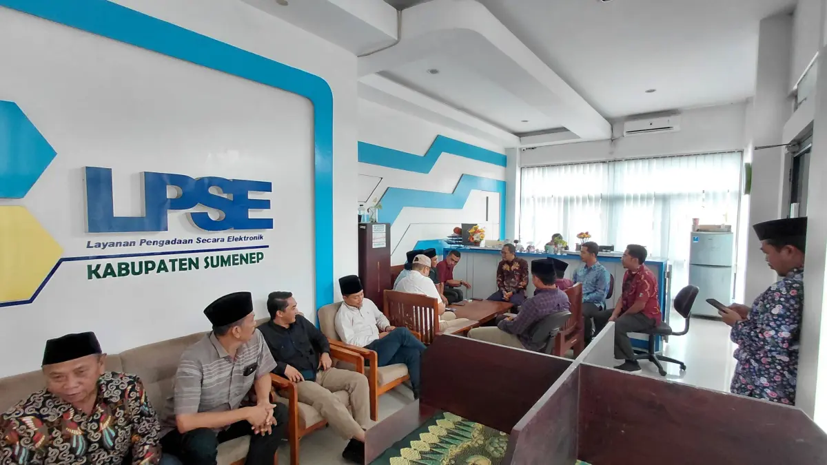 PENGAWASAN: Komisi III DPRD Sumenep melakukan sidak ke Bagian Pengadaan Barang dan Jasa (PBJ) Pemerintah Kabupaten Sumenep, Kamis (11/6).