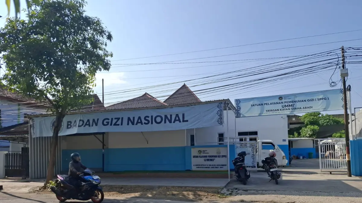 PENYEDIA JASA: Warga melintas di depan SPPG Sumenep Kota Sumenep Kolor di Jalan Dr. Cipto, Sumenep, Rabu (3/6).