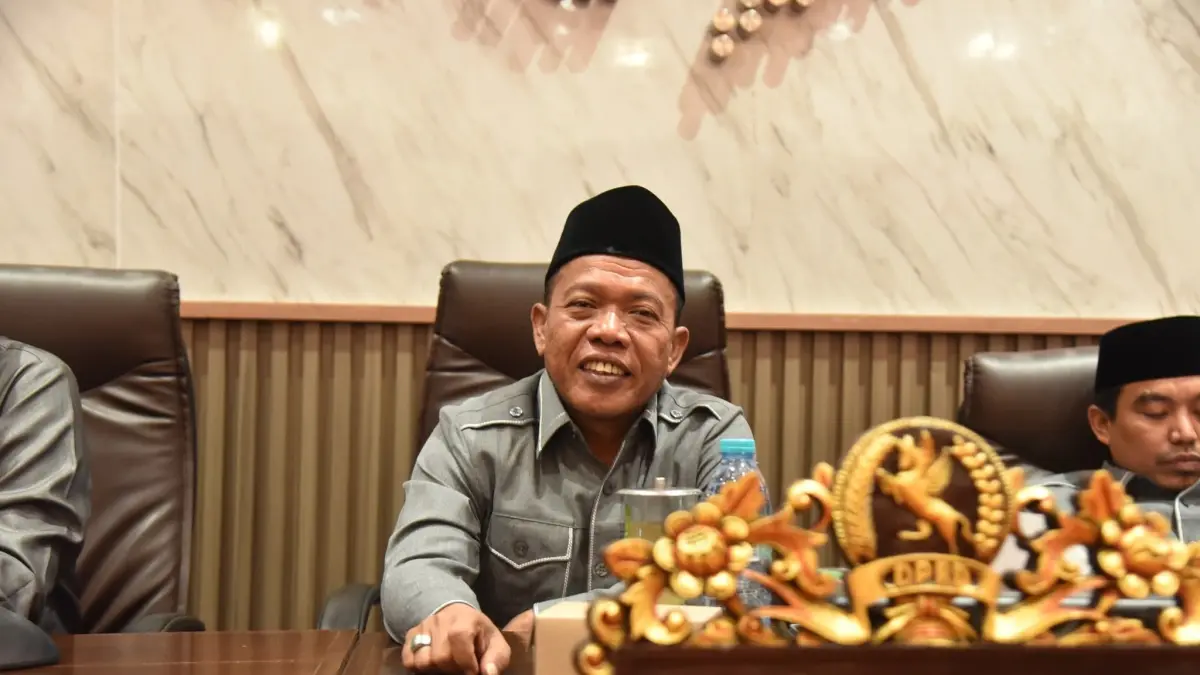 RAMAH: Wakil Ketua DPRD Sumenep Dul Siam saat mengikuti rapat paripurna di kantornya.