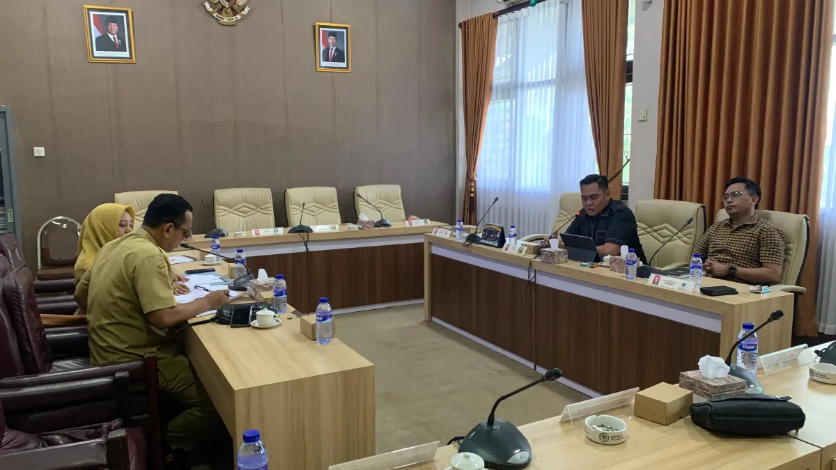 SERIUS: Anggota Komisi IV DPRD Pamekasan Abd. Rasyid Fansari memimpin rapat dengar pendapat bersama Dinkes Pamekasan di ruang komisi, Senin (25/5).