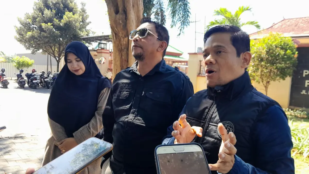 TEGAS: Kuasa hukum tergugat, Sulaisi Abdurrazaq, memberikan keterangan usai mengikuti sidang konfirmasi pencabutan gugatan perdata terkait kasus penipuan umrah yang melibatkan PT ABW di PN Pamekasan, Kamis (10/6).