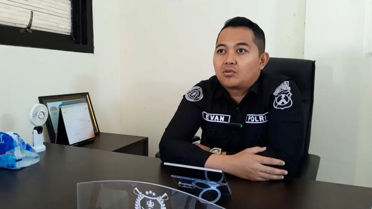 TENANG: Kasihumas Polres Pamekasan Ipda Yoni Evan Pratama memberikan keterangan terkait hasil pemeriksaan Korwil BGN Pamekasan, Rabu (10/6).