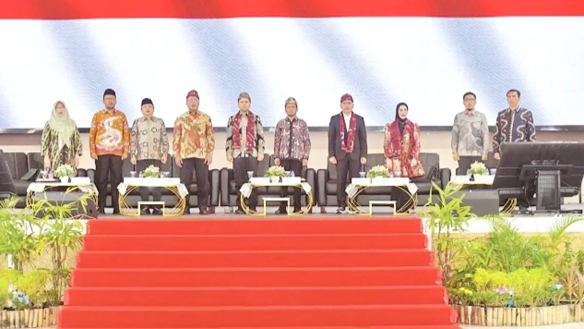 NASIONALIS: Wagub Jatim Emil Elestianto Dardak (enam dari kiri) bersama Sekretaris Dirjen Pendidikan Tinggi Kemdiktisaintek Prof. Dr. Med. Setiawan, dr. (empat dari kanan) didampingi Rektor UTM Prof. Dr. Safi’ beserta rektorium saat menyanyikan lagu Indonesia Raya. (UTM UNTUK JPRM)