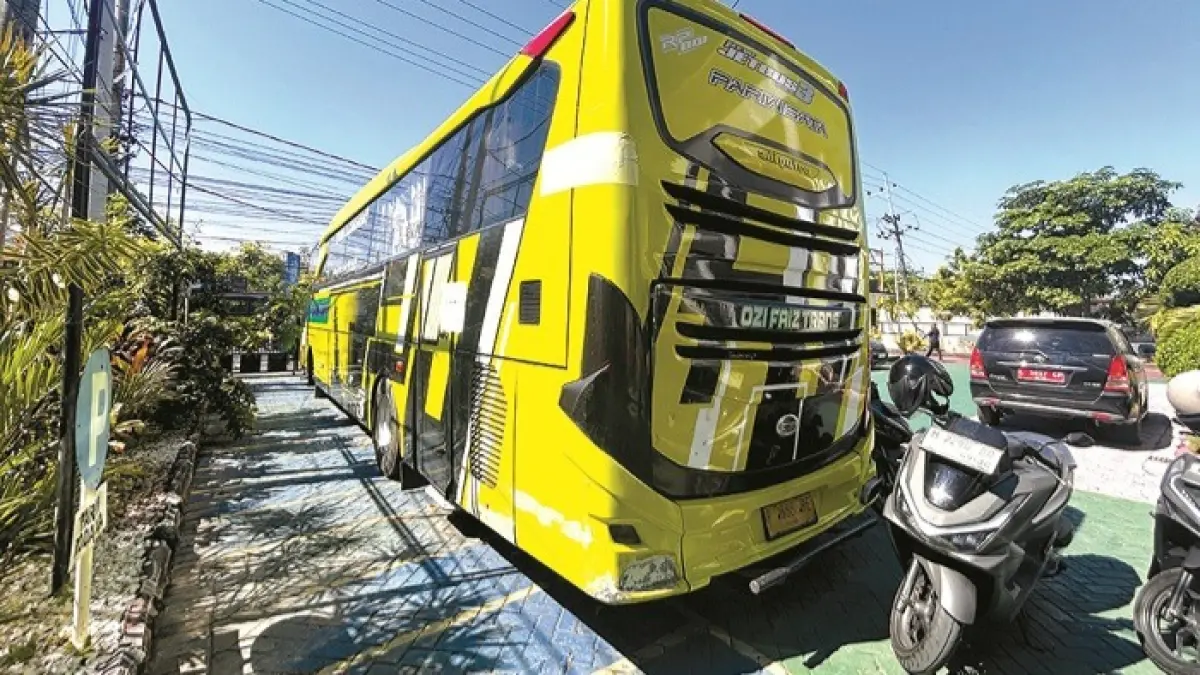 BARANG BUKTI: Bus nopol R 1666 BE yang diamankan di halaman Kejari Sampang Kamis (11/6). (UBAIDIILLAHIR RA’IE/JPRM)