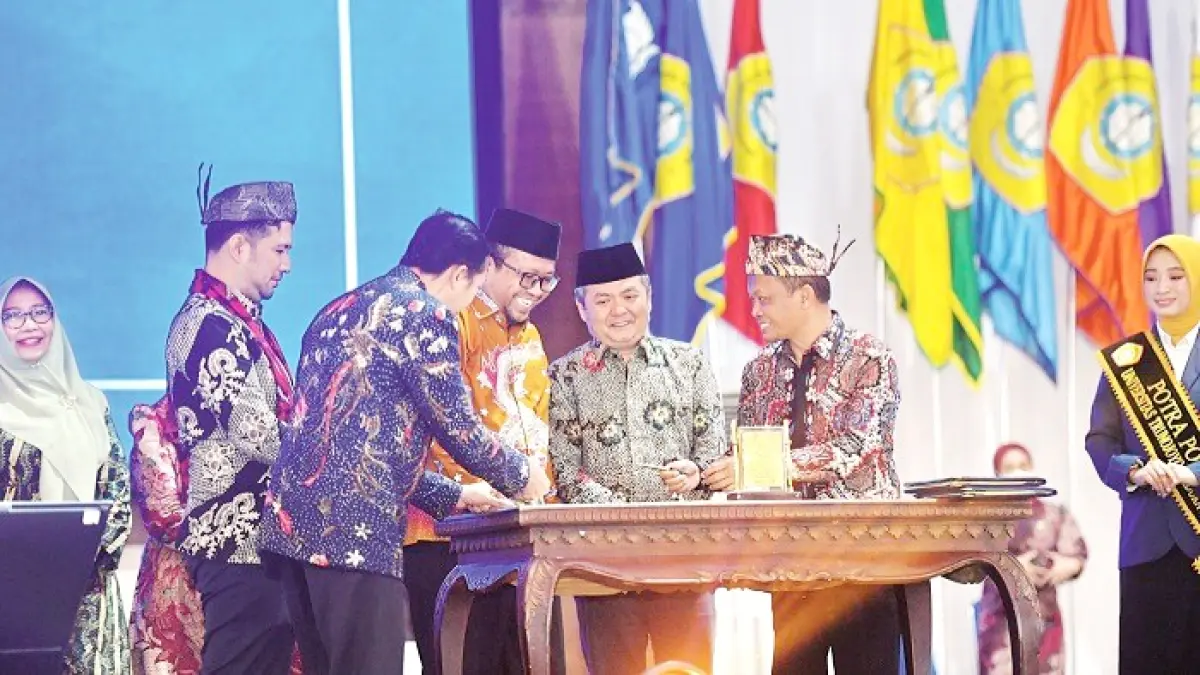 BERMITRA: Penandatanganan MoU antara UTM dengan Pemkab Sampang dan Bangkalan di Gedung Pertemuan RP Mohammad Noer Jumat (12/6). (UTM UNTUK JPRM)