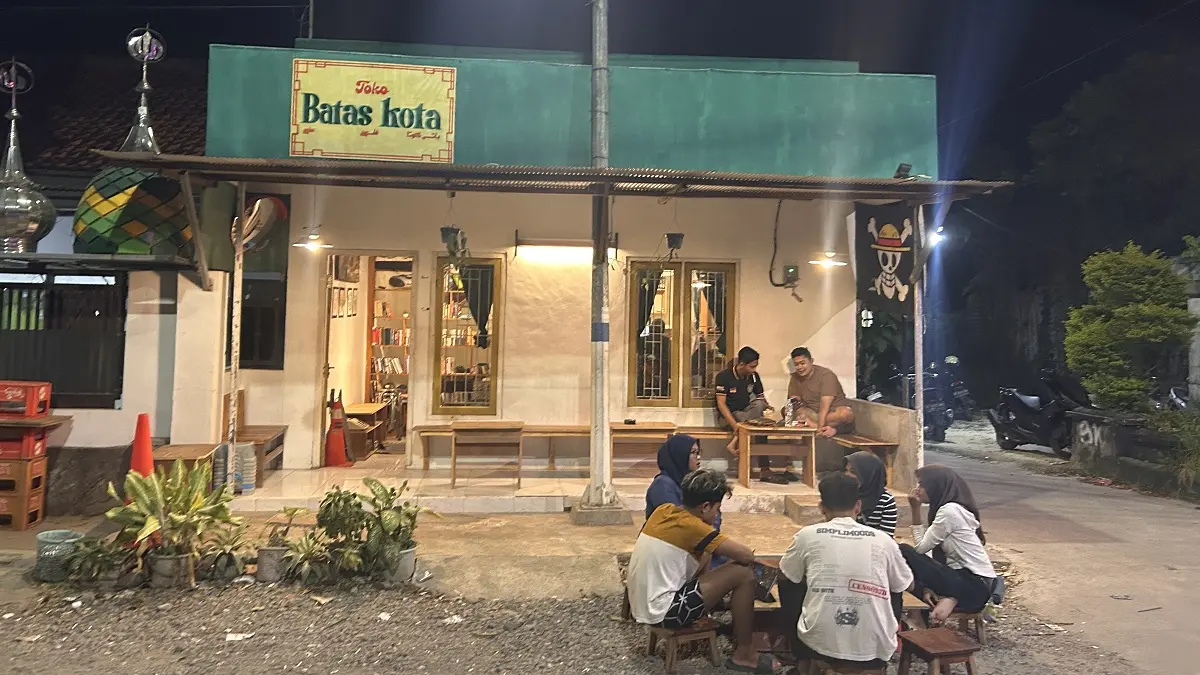 BERSANTAI: Pengunjung Toko Batas Kota, Sampang, sedang nongkrong di area halaman depan warkop, Jalan Jaksa Agung Suprapto, Sampang, Kamis (11/6).