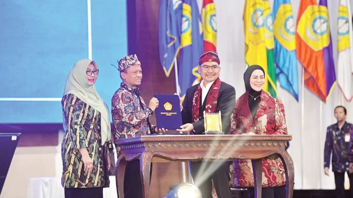 BERSEJARAH: Rektor UTM Prof. Dr. Safi’ (kiri) menerima SK izin pendirian FK dari Sekretaris Dirjen Kemdiktisaintek Prof. Dr. Med. Setiawan, dr. didampingi Kepala LLDikti Wilayah VII Prof. Dr. Dyah Sawitri, S.E., M.M. (kanan) di Gedung Pertemuan RP Mohammad Noer Jumat (12/6). (UTM UNTUK JPRM)