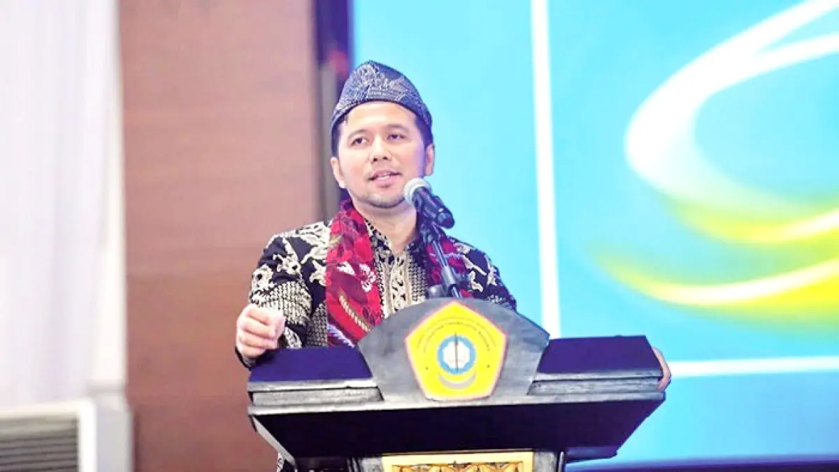 BERWIBAWA: Wagub Jatim Emil Elestianto Dardak menyampaikan sambutan dalam acara launching Dies Natalis Ke-25 UTM dan pembukaan FK Jumat (12/6). (UTM UNTUK JPRM)