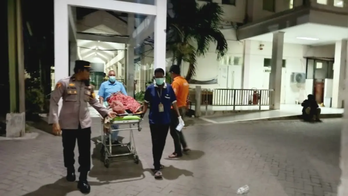 GENTING: Petugas menggiring jenazah korban Syaifuddin ke ruang pemulasaraan jenazah RSUD Syamrabu Bangkalan, Rabu (3/6). (ZEINAL ABIDIN/JPRM)