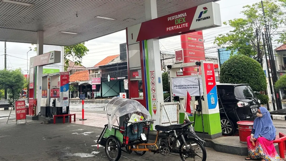 ISI BAHAN BAKAR: Warga antre membeli BBM di SPBU 54.692.02 Jalan Jaksa Agung Suprapto,&nbsp;Sampang, kemarin. (UBAIDILLAHIR RA’IE/JPRM)