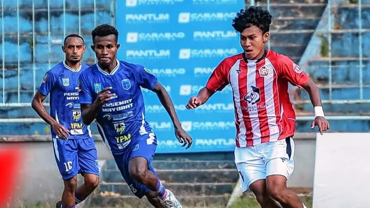 KUAT: Pemain Persepam dikejar oleh pemain Persemay Maybrat di Stadion Gelora Brantas, Kota Batu, Rabu (10/6)