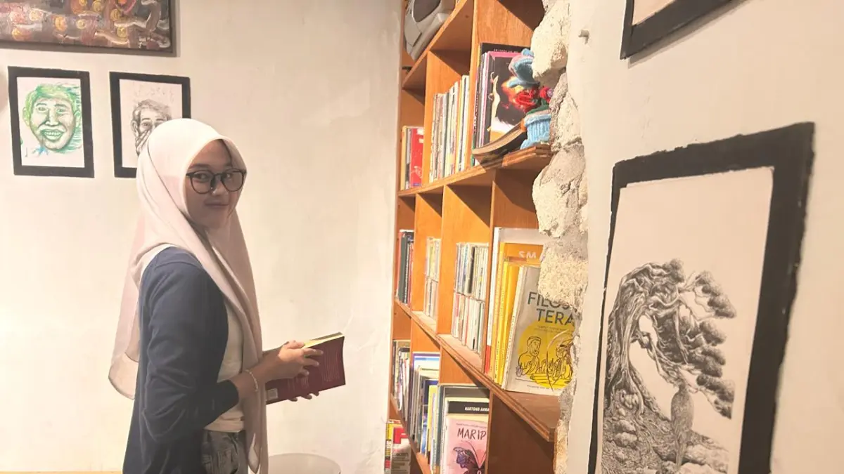 LITERASI: Salah satu pengunjung  sedang melihat koleksi buku do Toko Batas kota