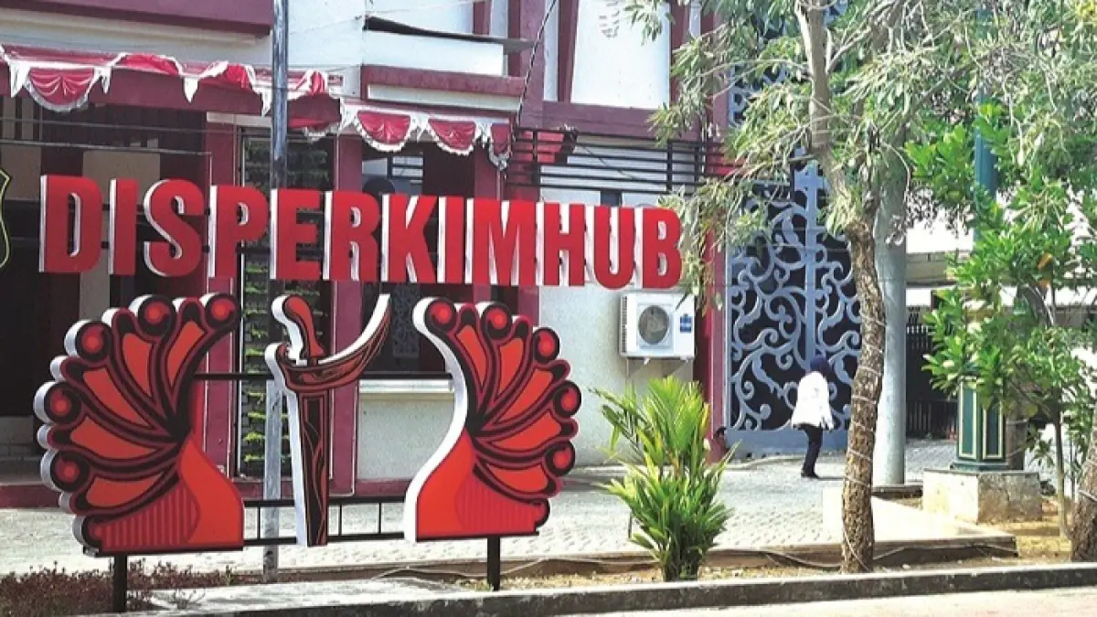 MEGAH: Pegawai berada di depan kantor disperkimhub di Desa Kolor, Kecamatan Kota Sumenep, Kamis (11/6). (MOH. LATIF/JPRM)