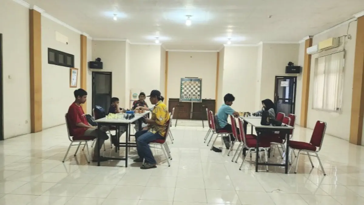 SEMANGAT: Atlet catur Bangkalan tampak serius berlatih di aula Kantor Dinas Pemuda dan Olahraga Bangkalan, Sabtu (6/6). (PERCASI BANGKALAN UNTUK JPRM)