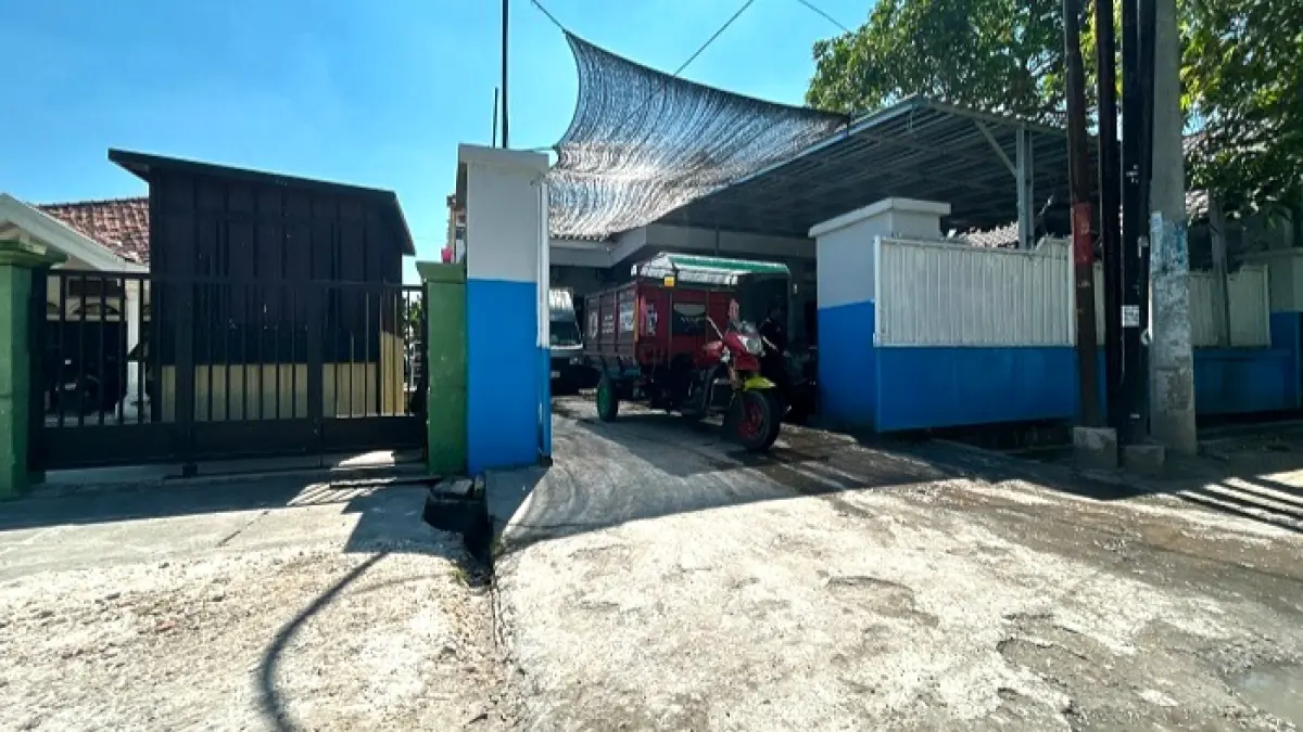 TAK OPTIMAL: Dapur makan bergizi gratis (MBG) di Jalan Anggrek tampak beroperasi Kamis (11/6). (VIVIN AGUSTIN HARTONO/JPRM)