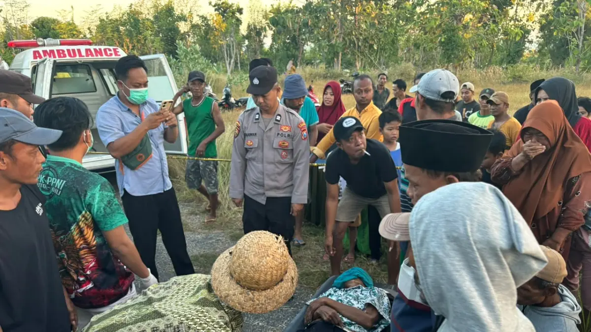 TERGELETAK: Korban saat dievakuasi oleh warga di jalan desa di Dusun Kopao, Desa Lobuk, Kecamatan Bluto, Sumenep, Kamis (11/6). (POLRES SUMENEP UNTUK JPRM)