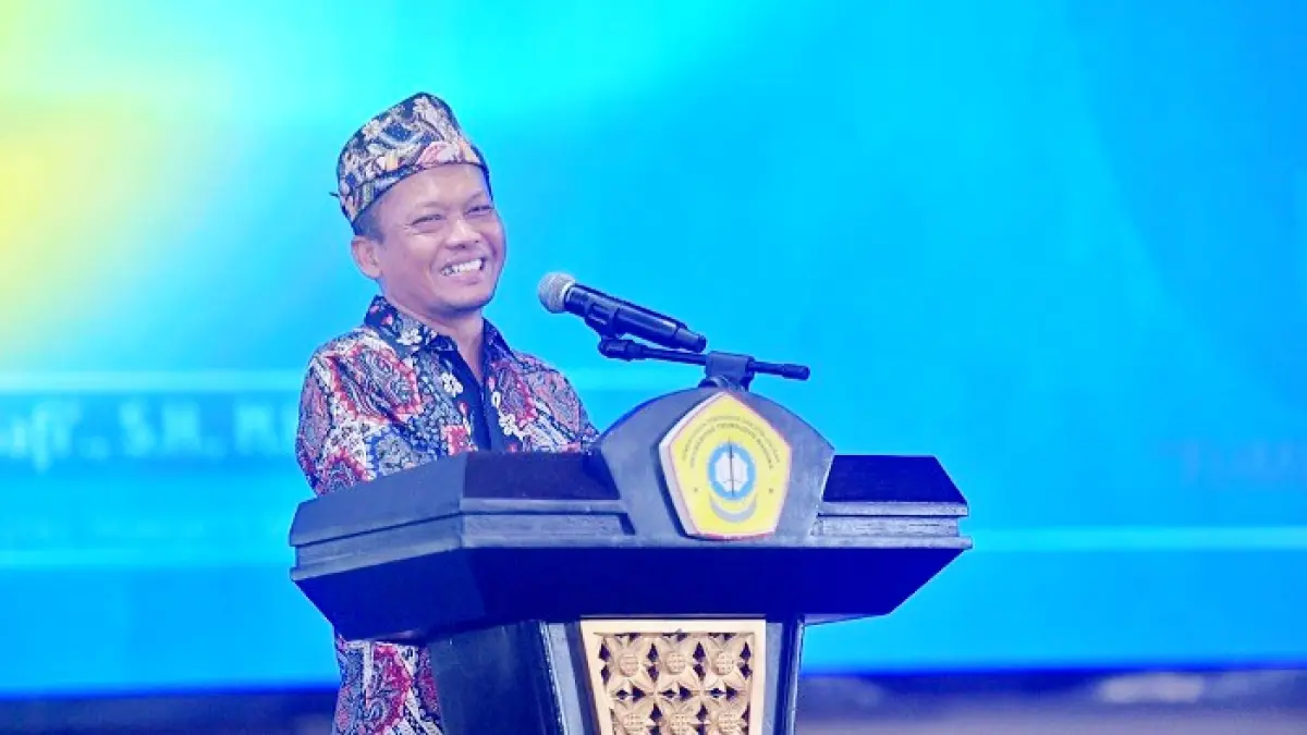 VISIONER: Rektor UTM Prof. Dr. Safi’ menyampaikan sambutan dalam acara launching dies natalis ke-25 dan Fakultas Kedokteran di Gedung Pertemuan RP Mohammad Noer Jumat (12/6). (UTM UNTUK JPRM)