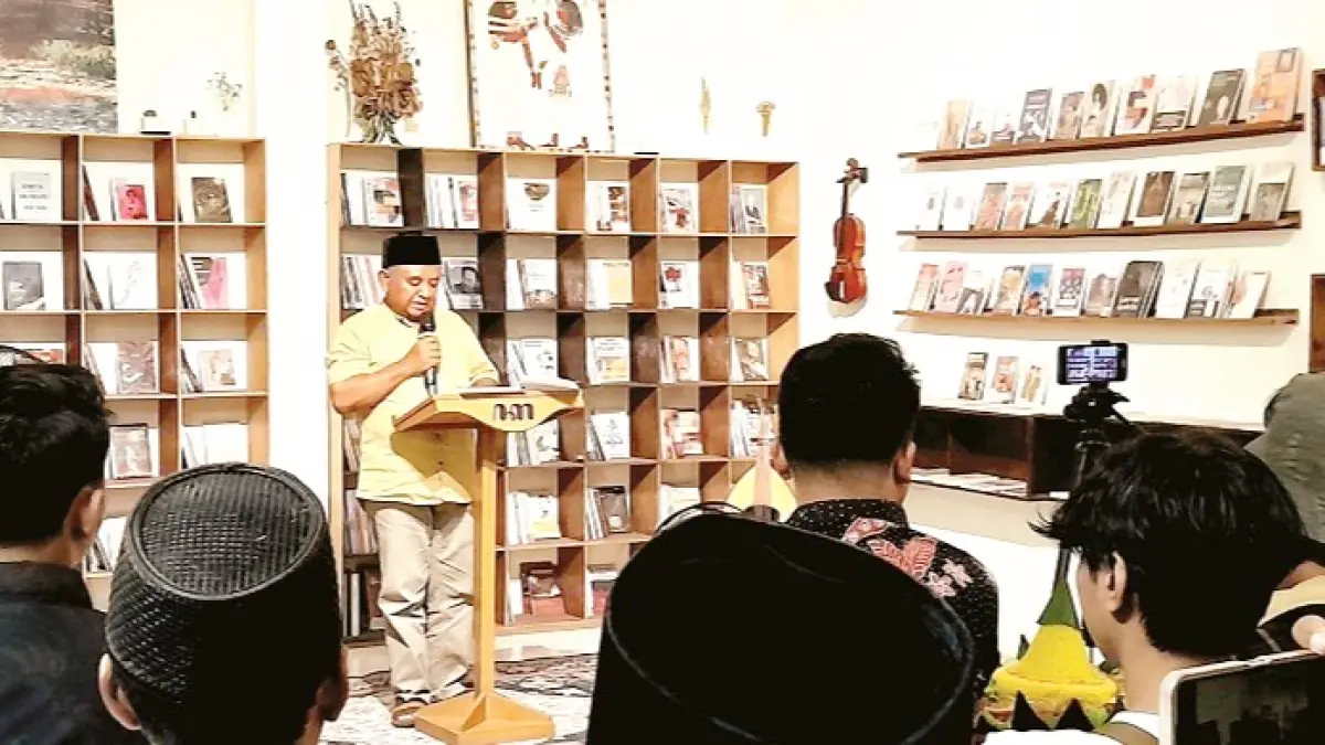 BERI PENCERAHAN: Budayawan Hidayat Raharja menyampaikan pidato kebudayaan di Kafe Balada, Pamekasan, Kamis (11/6) malam. (M. KHOLIL RAMLI/JPRM)