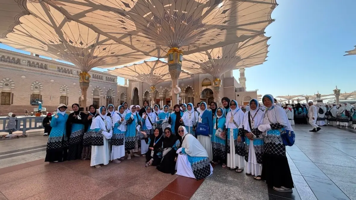ABADIKAN MOMEN: Jemaah haji asal bangkalan berfoto sebelum meninggalkan masjid nabawi kamis (11/6). (IMAM TAHMIDILLAH UNTUK JPRM)