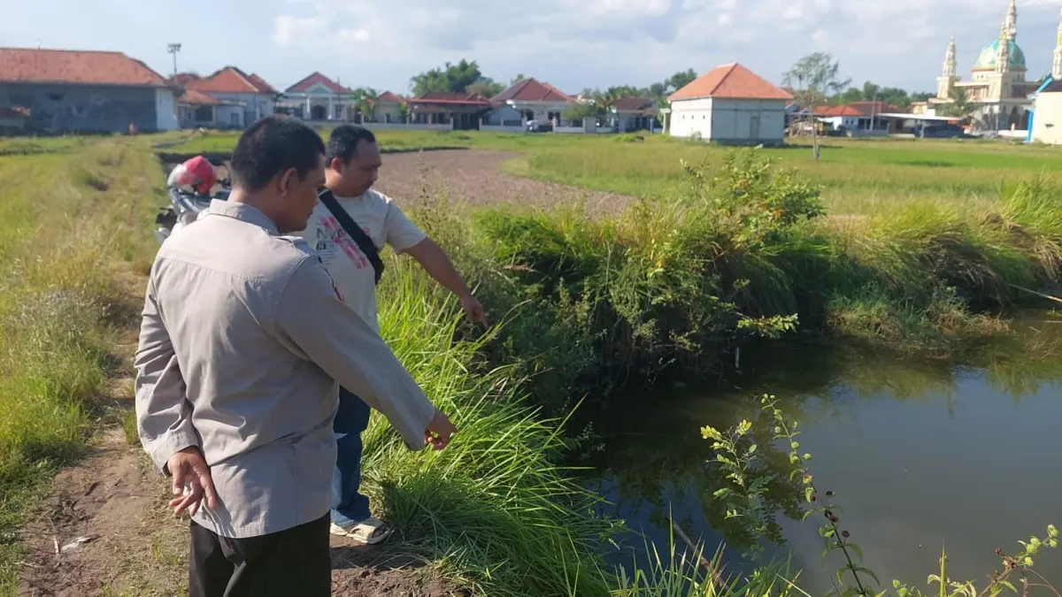 BERBAHAYA: Anggota Polsek Sreseh melakukan olah TKP atas tenggelamnya tiga bocah bersaudara di Desa Junok, Kecamatan Sreseh, Sampang, Minggu (14/6).
