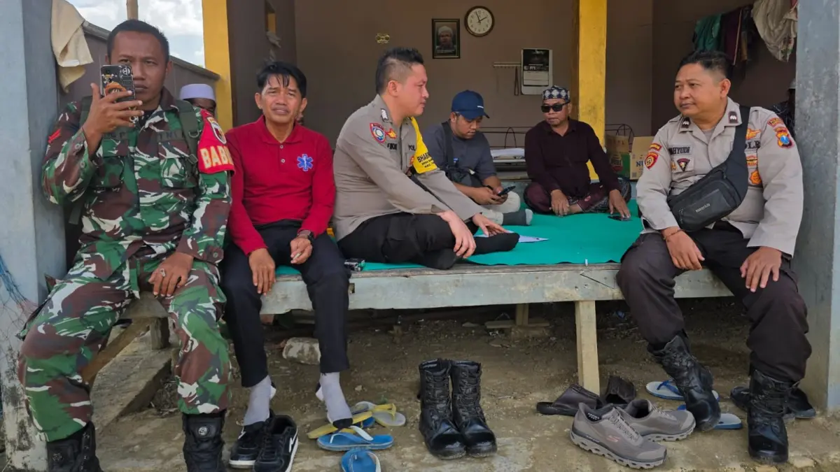 BERDUKA: Anggota Polsek Karang Penang mendatangi rumah korban yang diduga meninggal karena tersengat arus listrik di Desa Poreh, Kecamatan Karang Penang, Sampang, Sabtu (13/6).