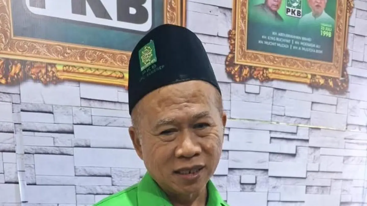 FOKUS: Ketua DPC PKB Sumenep, KH. Kamalil Irsyad saat berada di kantor DPC PKB Sumenep Desa Pamolokan Kecamatan Kota.&nbsp;