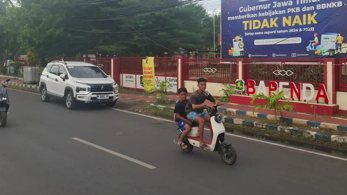 LANDAI: Masyarakat melintas di depan Kantor Bapenda di Jalan Trunojoyo Sumenep, kemarin. (MOH. LATIF/JPRM)