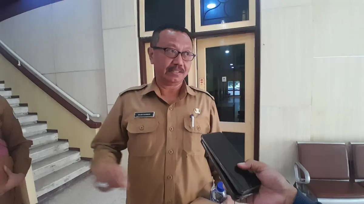 MENJAWAB: Plt Kepala BKPSDM Pamekasan, Saudi Rahman saat doorstop dengan media di Kantor DPRD setempat.