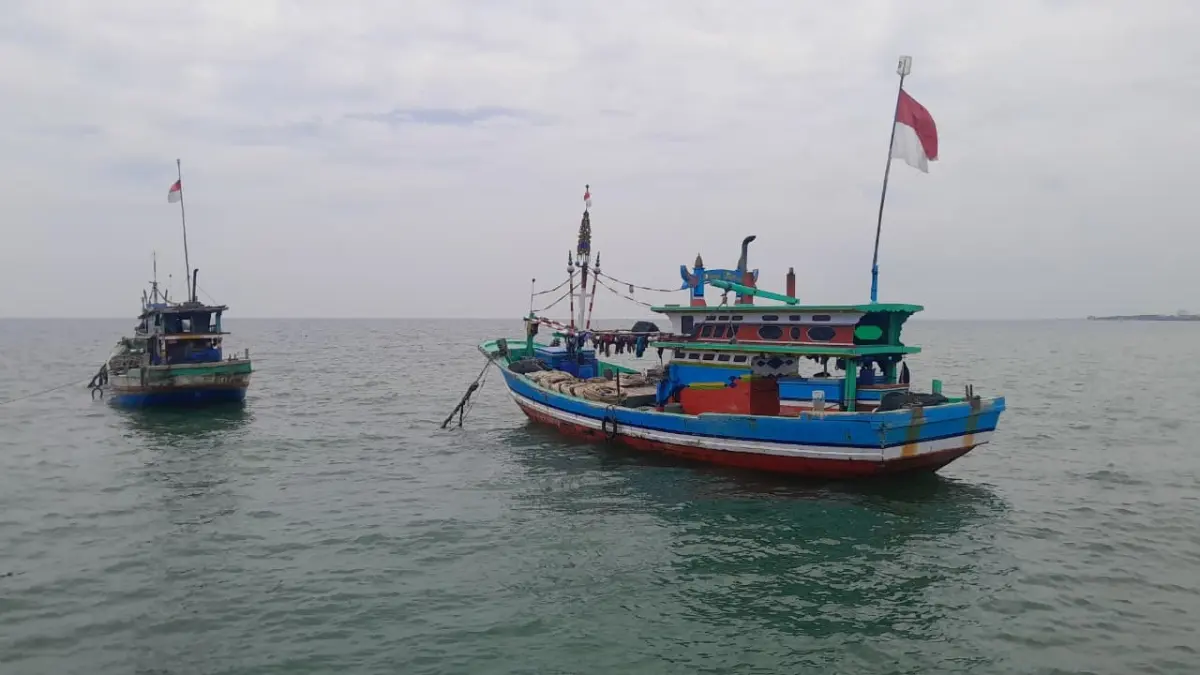 TIDAK MELAUT: Sejumlah kapal milik nelayan sedang bersandar di Pelabuhan Branta Pesisir, Pamekasan