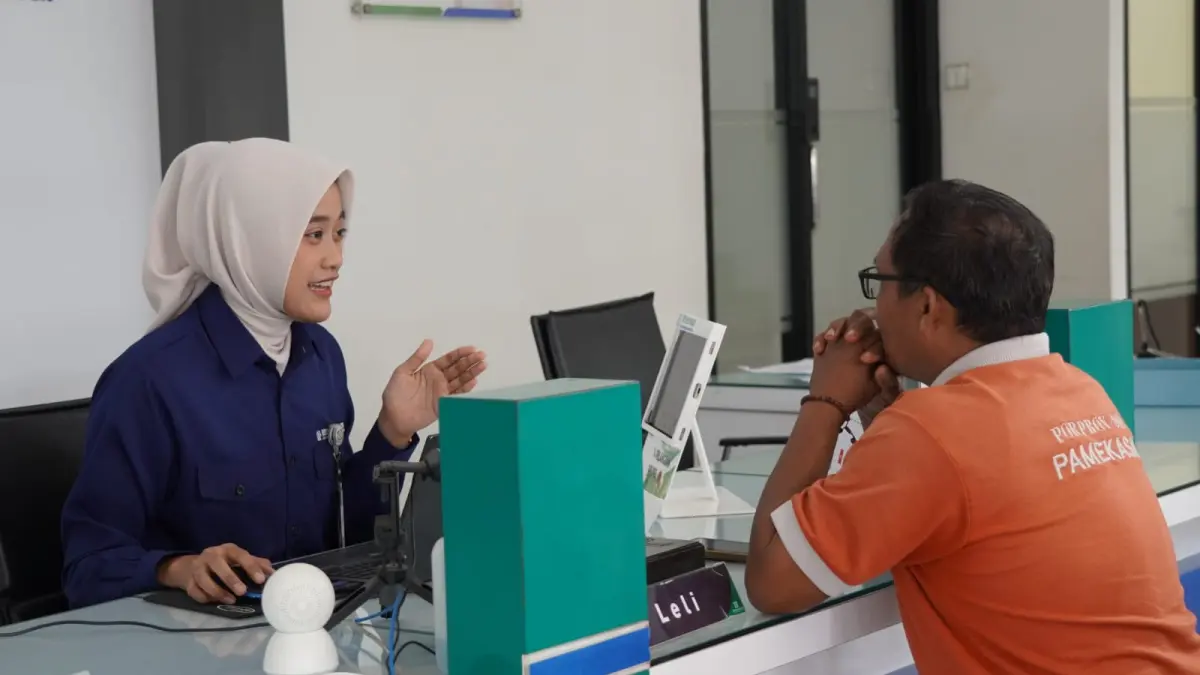 BERI INFORMASI: Masyarakat konsultasi dengan petugas layanan BPJS Kesehatan.