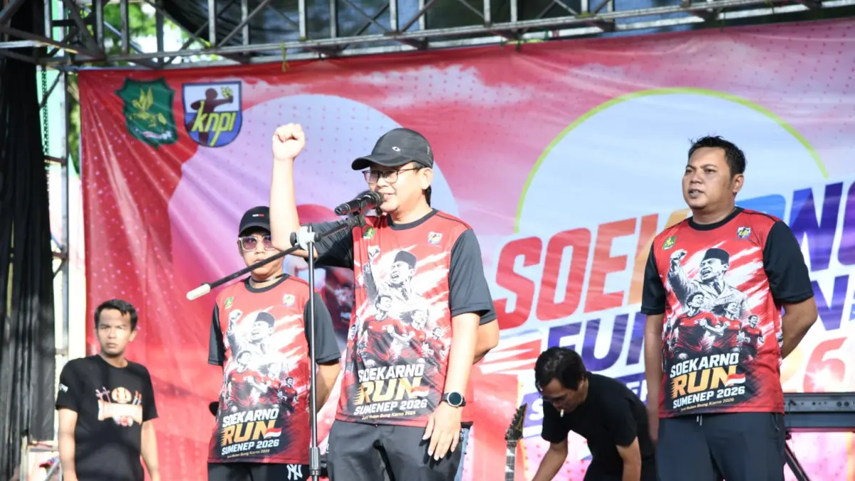 BERWIBAWA: Staf Ahli Bidang Kemasyarakatan dan Sumber Daya Manusia Dedi Falahuddin (depan mikrofon) saat menyampaikan sambutan mewakili Bupati Achmad Fauzi Wongsojudo di event Soekarno Fun Run 2026 di sisi timur Taman Bunga Minggu, (14/6).