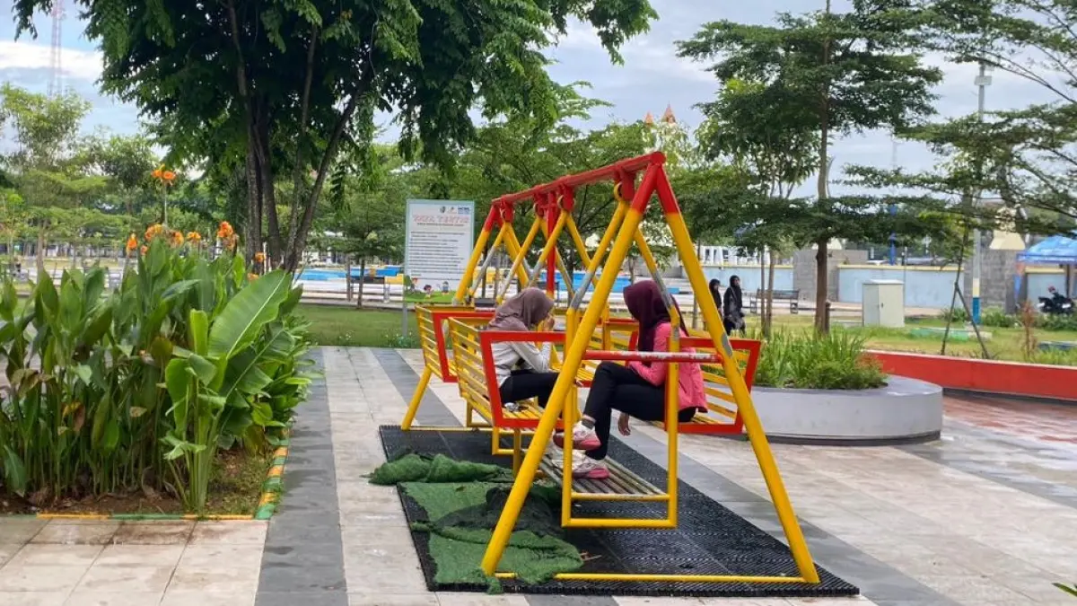 FASILITAS: Pengunjung saat berada di sekitar Alun-Alun Trunojoyo Sampang, Jumat (12/6). (Ayu Latifah/JPRM)