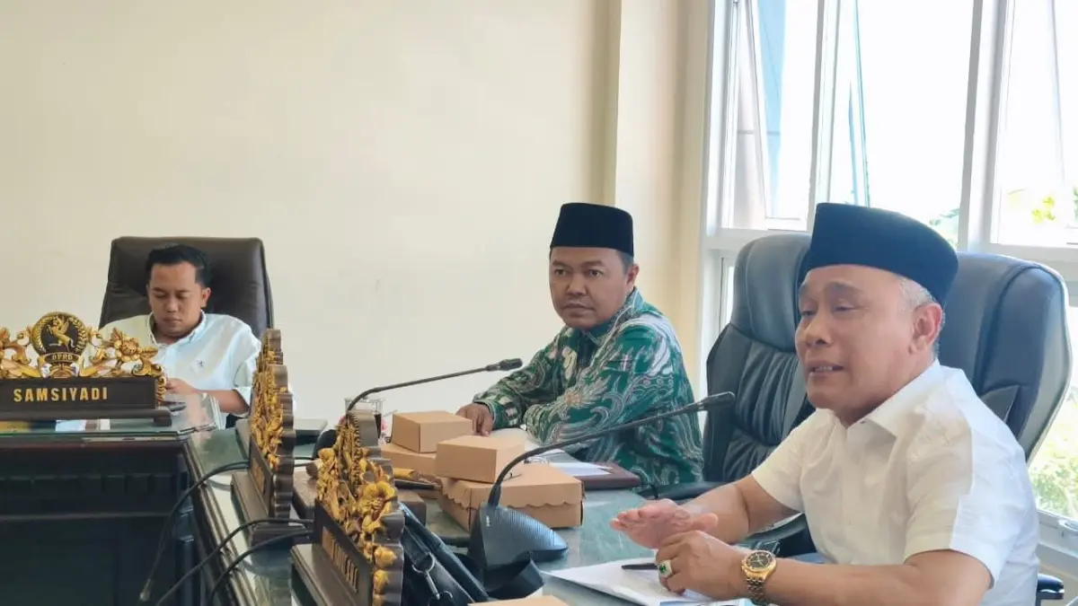 FOKUS: Pansus Raperda tentang Penyertaan Modal kepada Perusahaan Perseroan Daerah (Perseroda) BPRS Bhakti Sumekar saat melakukan pembahasan di kantor DPRD Sumenep.