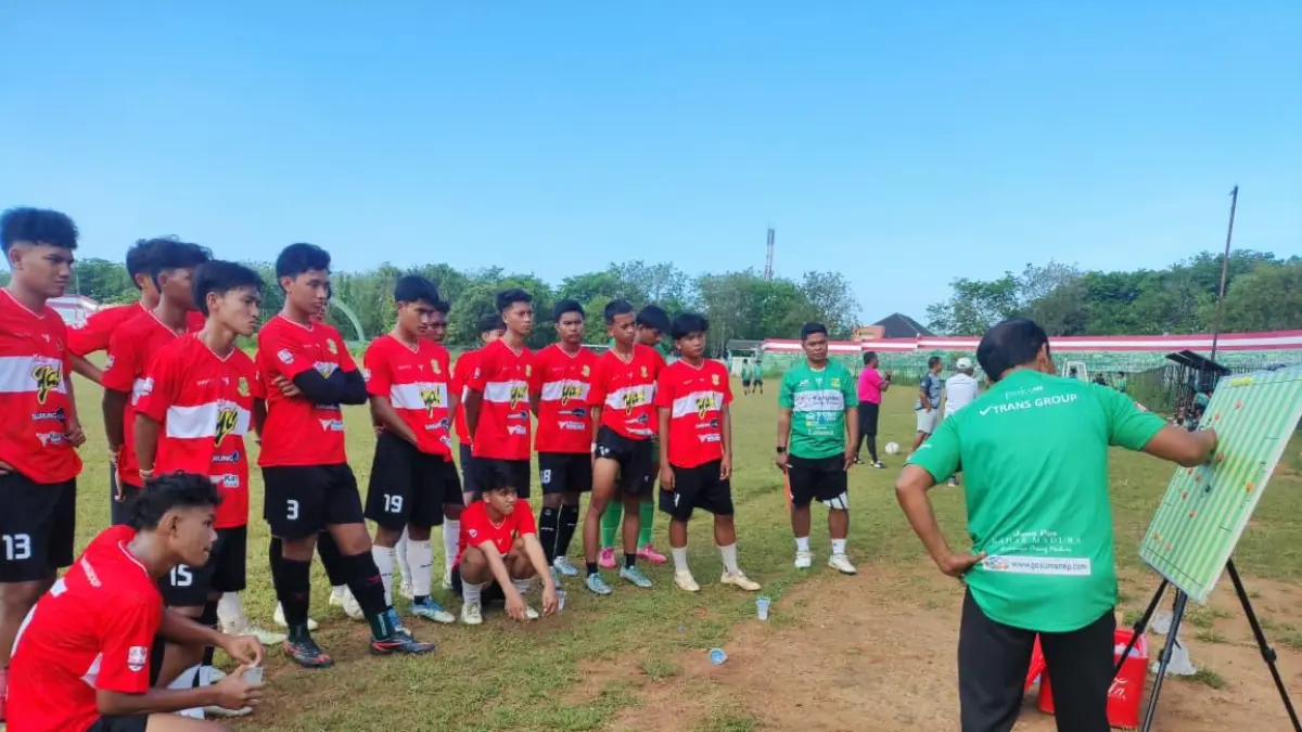 FOKUS: &nbsp;Pemain Perssu MC mendapat arahan pelatih sebelum menjalani laga uji coba di Stadion A Yani, Desa Pabian, Kecamatan Kota, Minggu (14/6).&nbsp;