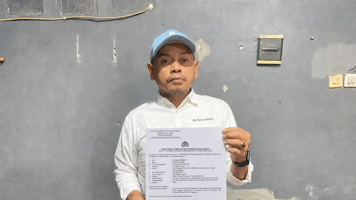 GERAM: Pelapor Slamet Riyadi menunjukkan berkas terkait dugaan kasus penipuan oknum LSM di Pamekasan, Jumat (12/6).