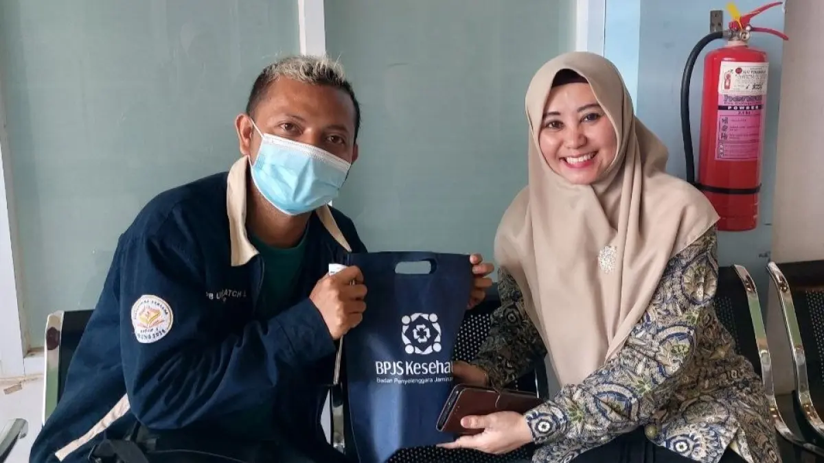 Kepala BPJS Kesehatan Cabang Pamekasan, Galih Anjung Sari memberikan cendera mata.