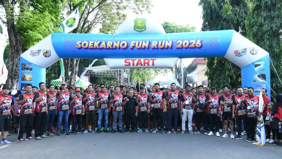 KOMPAK: Sejumlah panitia dan tamu undangan serta peserta event Soekarno Fun Run 2026 berfoto bersama di garis start sisi timur Taman Bunga Minggu, (14/6).