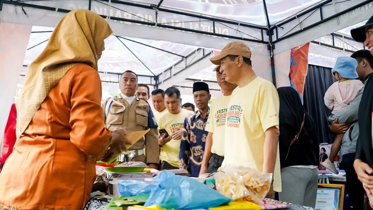 PEDULI: Sekkab Sampang Yuliadi Setiyawan didampingi Kepala Disporabudpar Marnilem saat mengunjungi stan UMKM pada kegiatan Festival Kuliner KI di Taman Wijaya Kusuma Sampang, Minggu (14/6). (KOMINFO UNTUK JPRM)