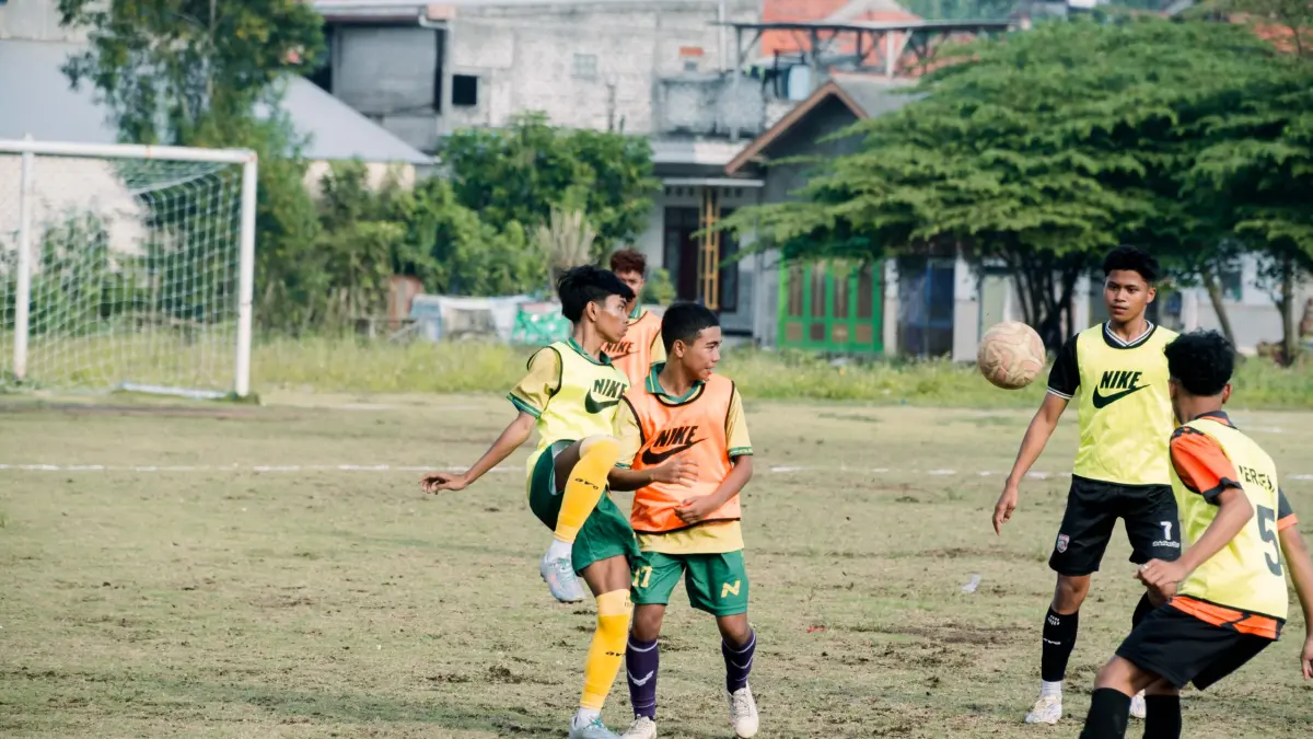 PEMBINAAN: Pemain Persesa mengikuti latihan bersama, Minggu (7/7).