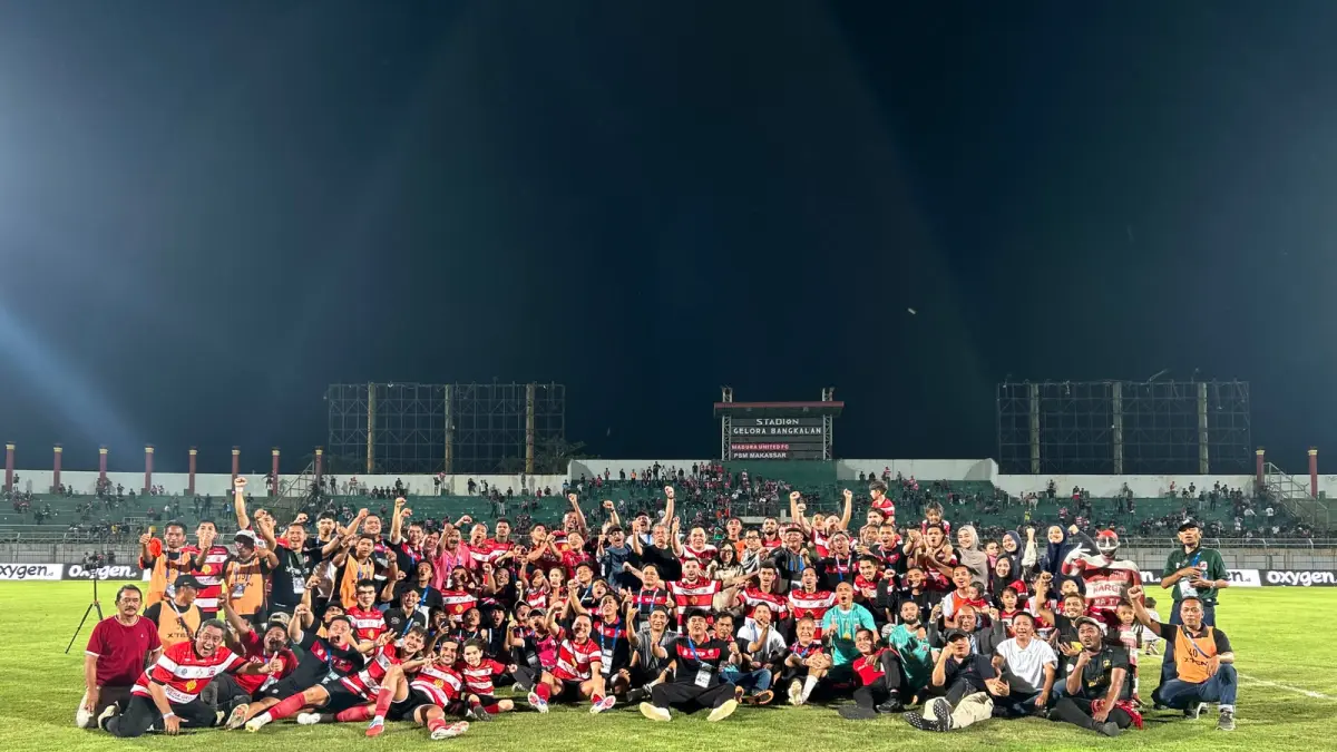 PERTANDINGAN TERAKHIR: Penggawa MU musim 2025/2026 berfoto bersama tim pelatih dan manajemen di Stadion Gelora Bangkalan, Sabtu (23/5).