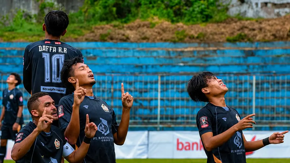 RAYAKAN KEMENANGAN: Pemain Persepam melakukan selebrasi usai menaklukkan Persikoba di Stadion Gelora Brantas, Kota Batu, Sabtu (13/6).