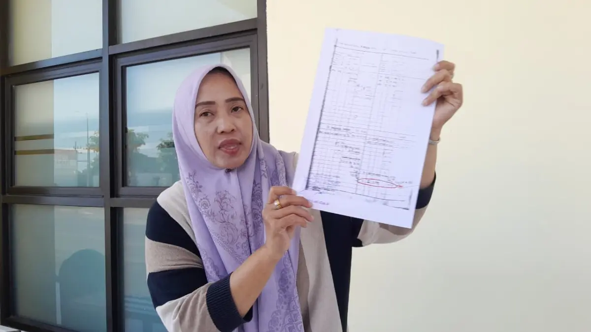 SENGKETA LAHAN: Ahli waris, Nurul Aini Siska menunjukkan dokumen bukti kepemilikan lahan di MI dan TK Aisyiyah Bustanul Athfal IV Pamekasan, Selasa (2/6).&nbsp;