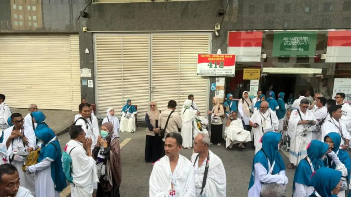 TANAH SUCI: Jemaah haji berada di depan hotel di Kota Makkah, Kamis (11/6).
