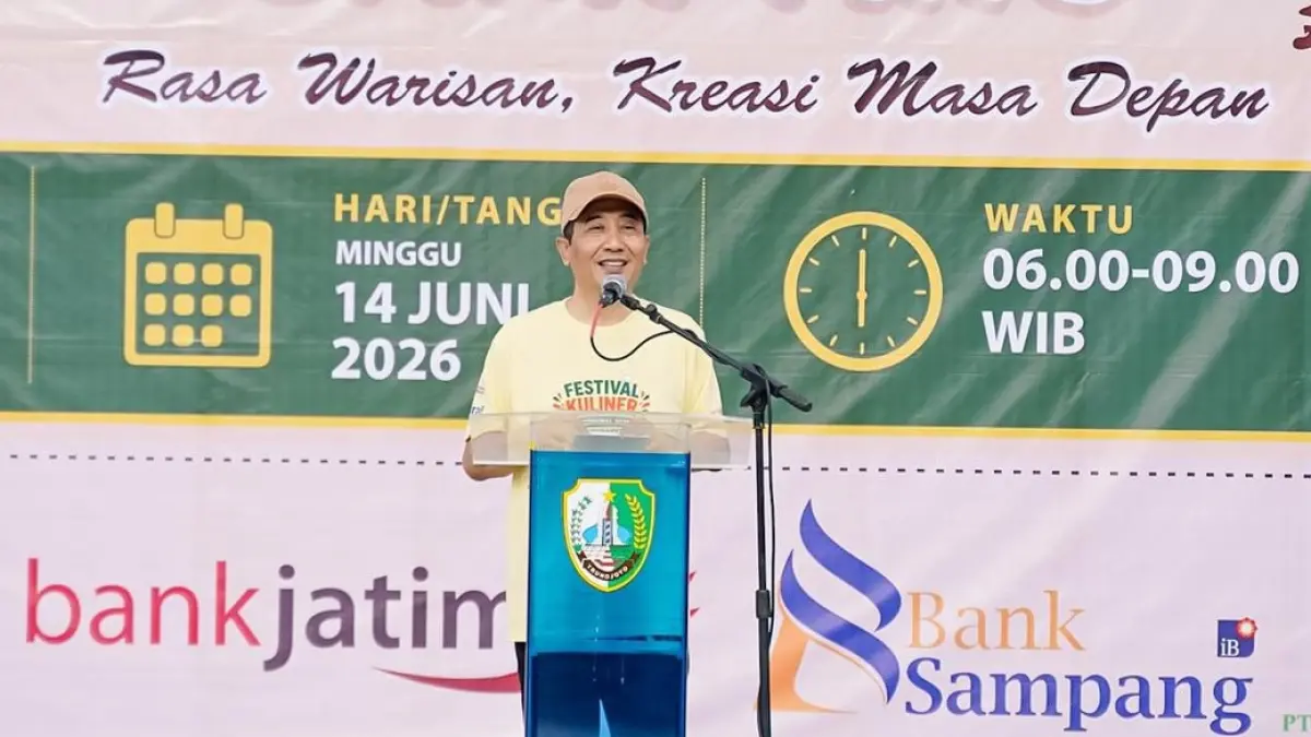 TEGAS: Sekkab Sampang Yuliadi Setiyawan saat menyampaikan sambutan pada kegiatan Festival Kuliner KI di Taman Wijaya Kusuma Sampang, Minggu (14/6). (KOMINFO UNTUK JPRM)