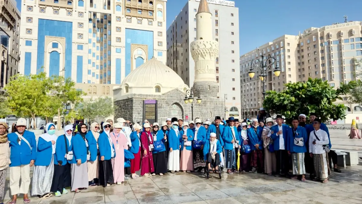 TEMPAT BERSEJARAH: Jemaah haji kloter Sub 69 saat ziarah di Masjid Nabawi, Madinah, Minggu (14/6). (IMAM TAHMIDILLAH UNTUk JPRM)
